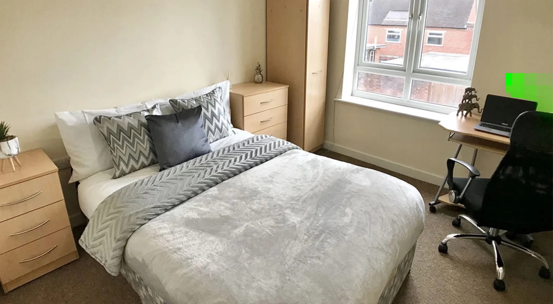 Bright and airy student room with easy university access in 