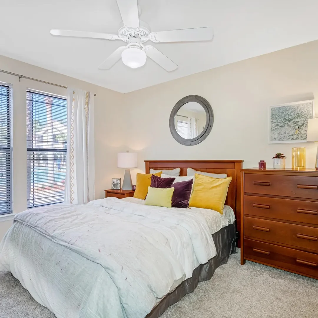 Bright and airy student room with easy university access in 