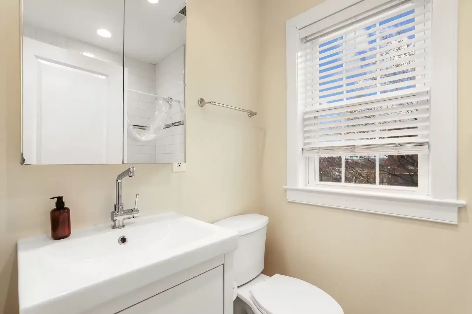 Student-friendly room in  with modern amenities