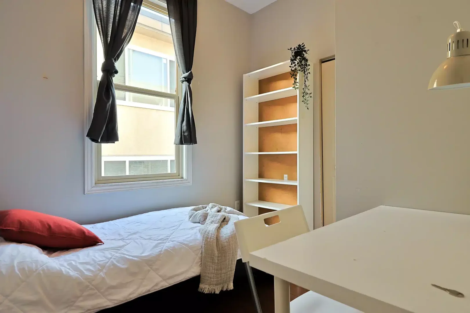 Chambre confortable pour étudiants disponible dans 