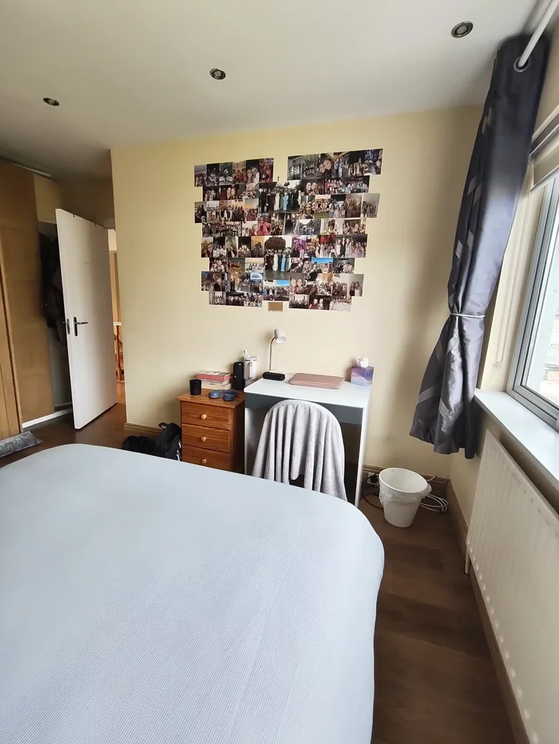 Quarto acessível para estudantes com iluminação ampla em 