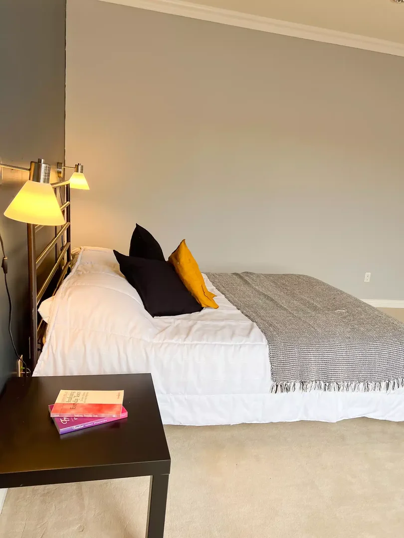 Quarto para alugar em apartamento de estudantes em , totalmente mobilado