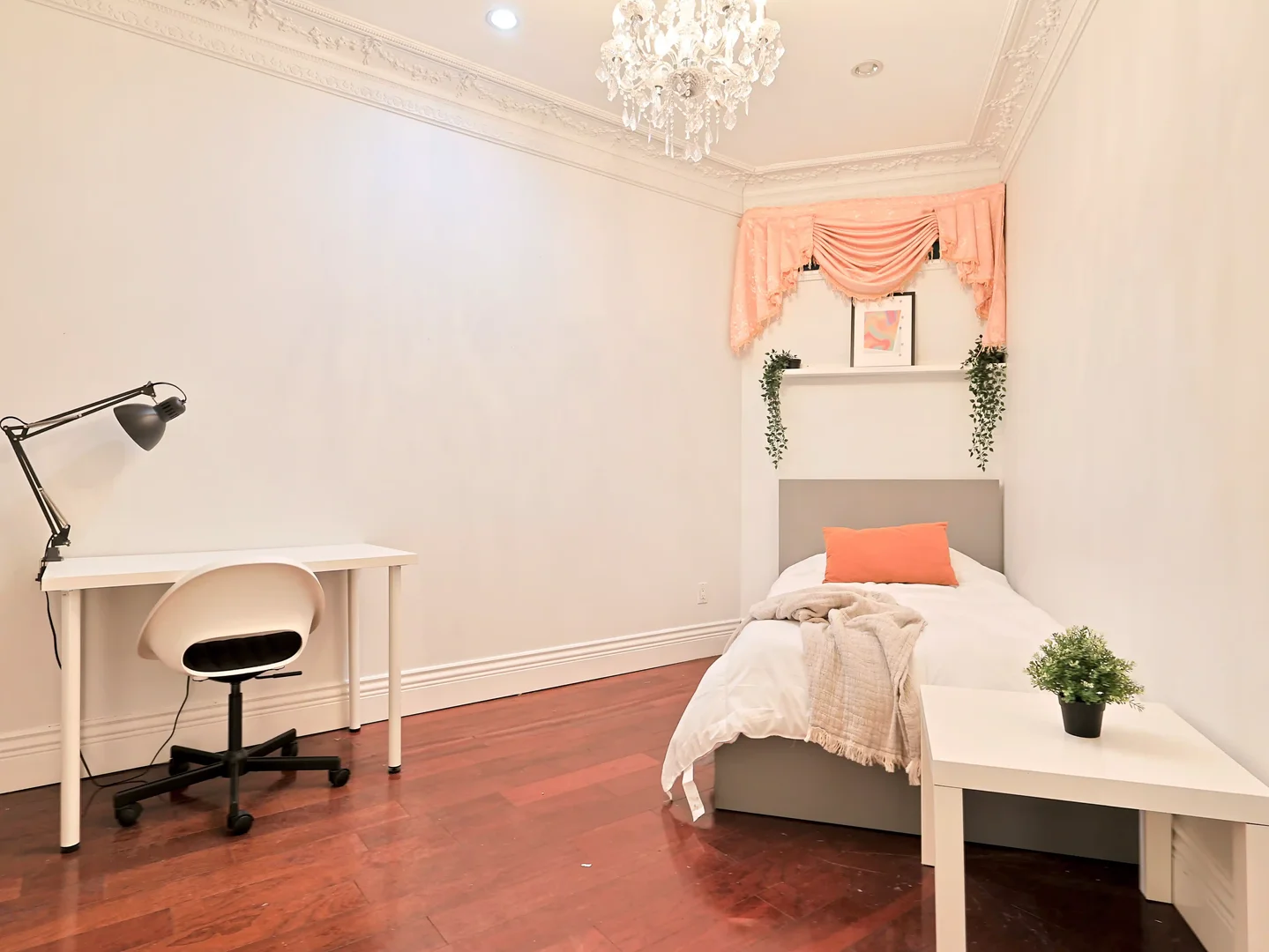 Functional student room perfect for studying in 