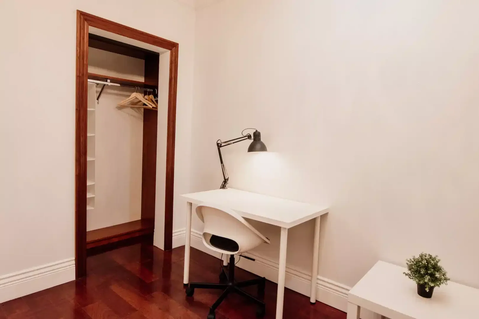 Room for rent in student apartment in , fully furnished