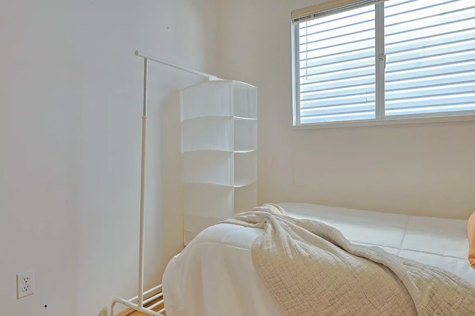 Quarto acessível para estudantes com iluminação ampla em