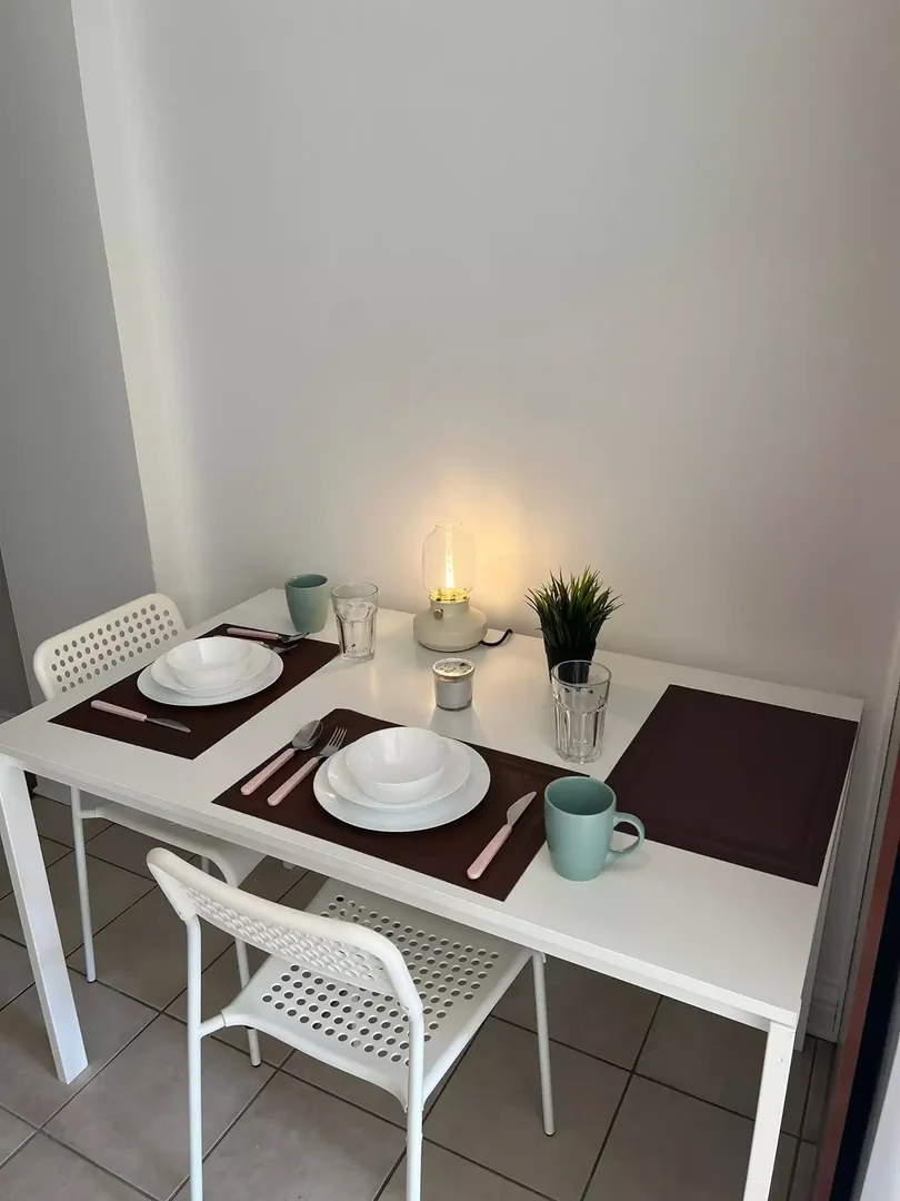 Zimmer in Studentenwohnung in  zu vermieten, voll möbliert