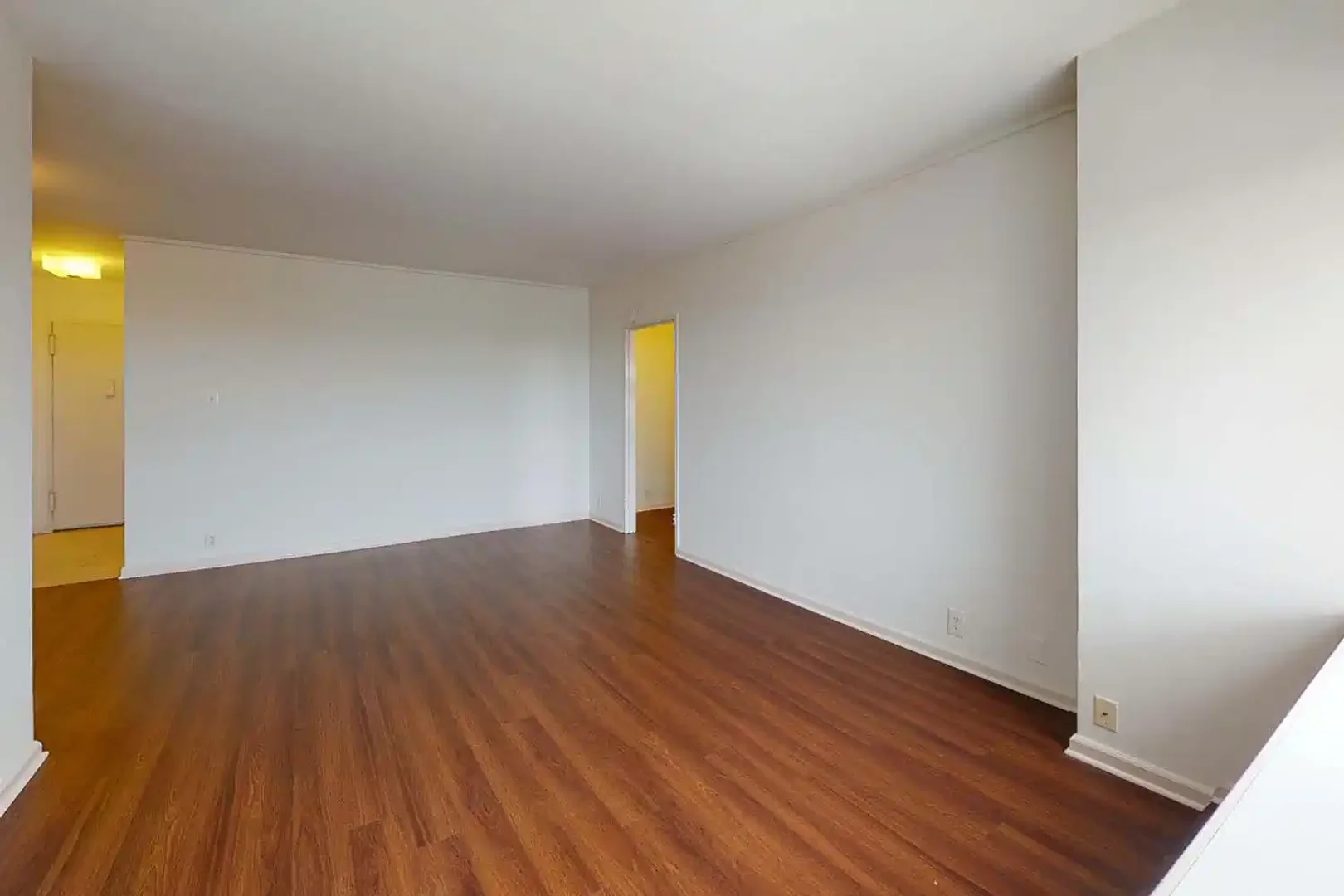 Quarto acessível para estudantes com iluminação ampla em 
