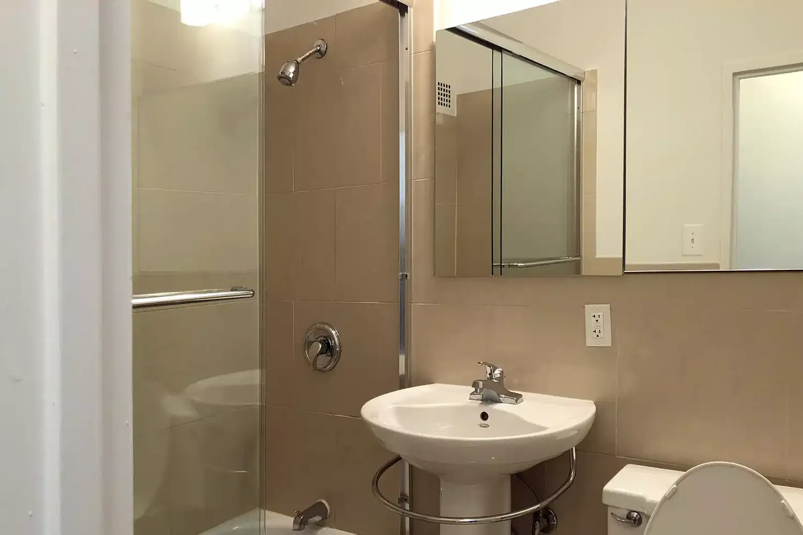 Quarto de estudante económico com localização conveniente em 