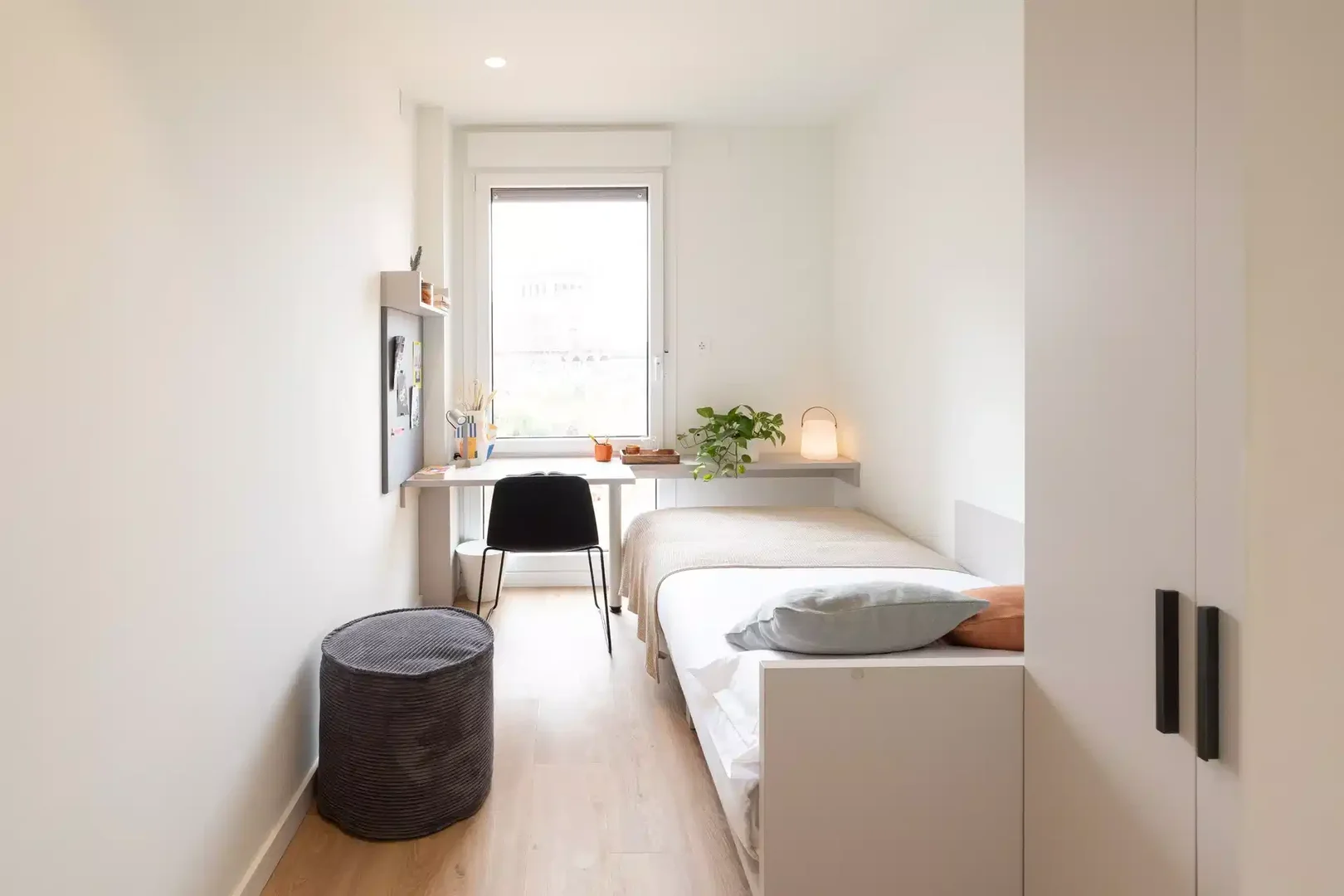 'de öğrenci dairesinde, tamamen mobilyalı kiralık oda