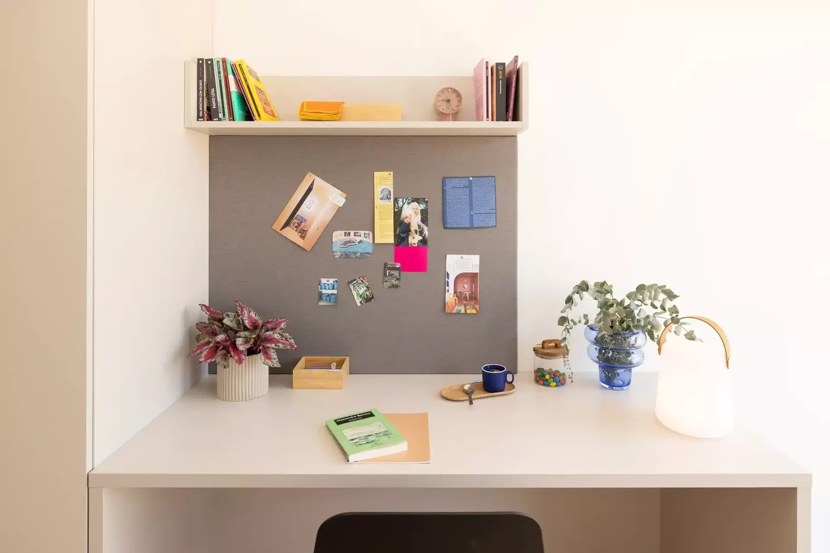 'de etkili düzene sahip minimalist öğrenci stüdyosu