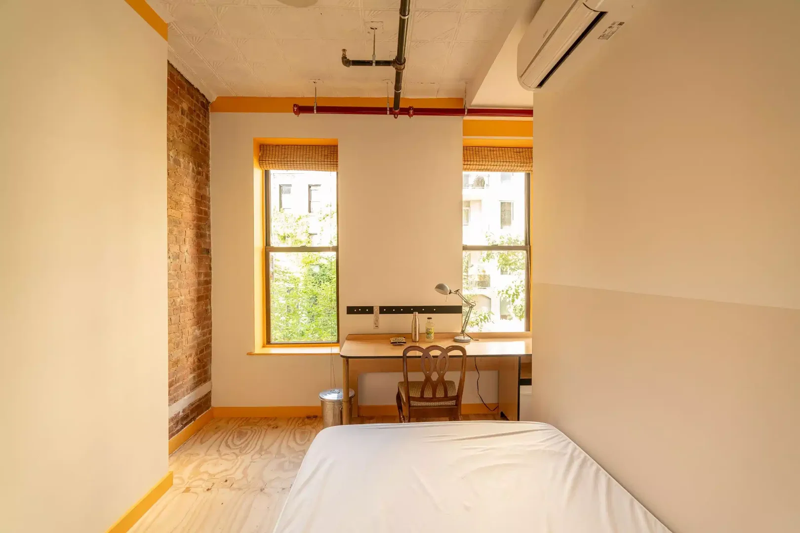 Student-friendly room in  with modern amenities