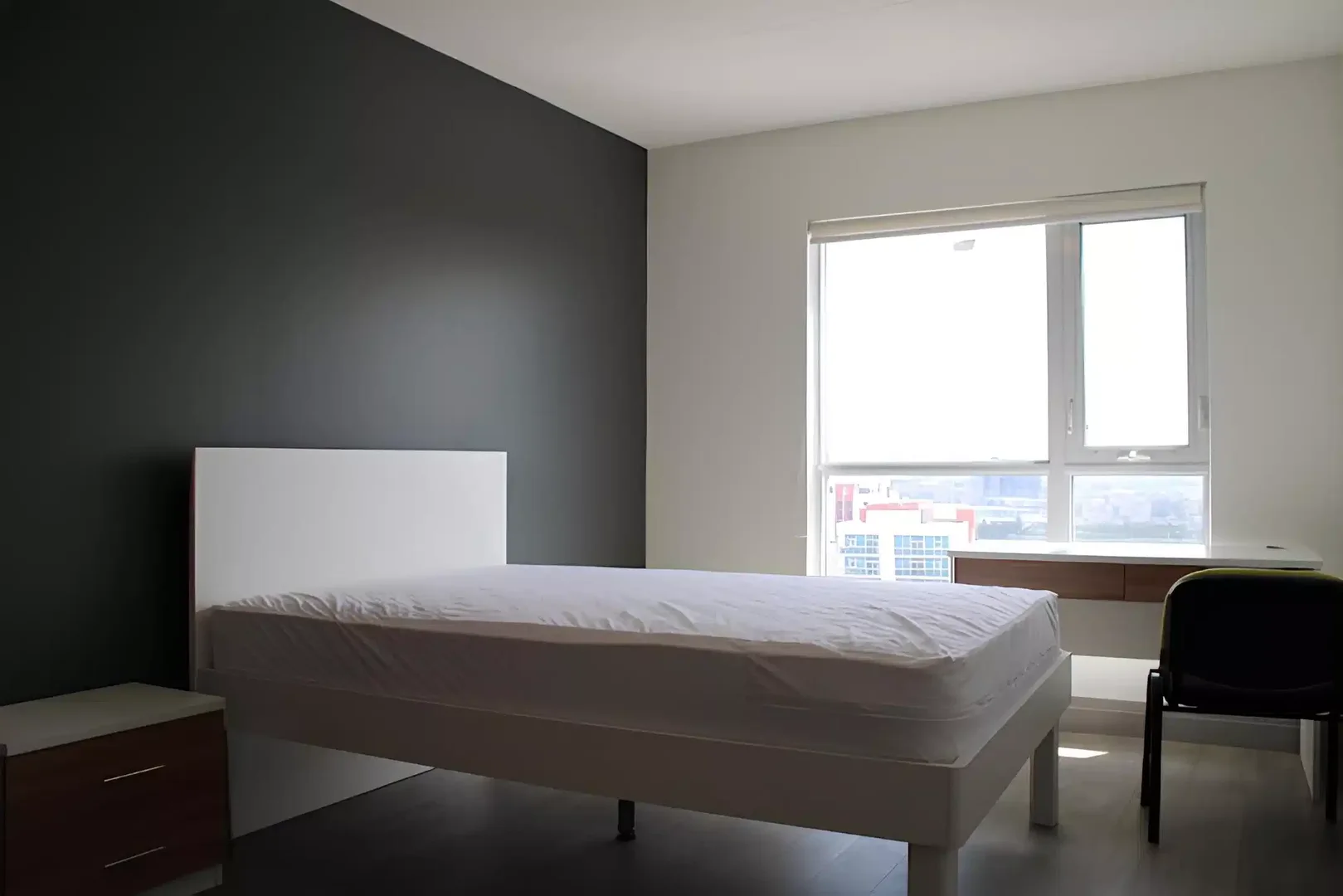 Habitación estudiantil luminosa y aireada con fácil acceso a la universidad en 