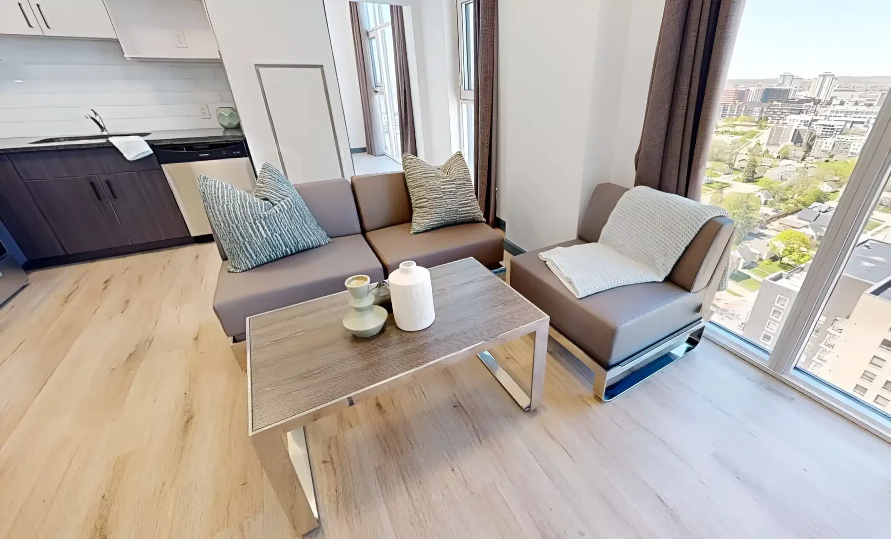Quarto acessível para estudantes com iluminação ampla em