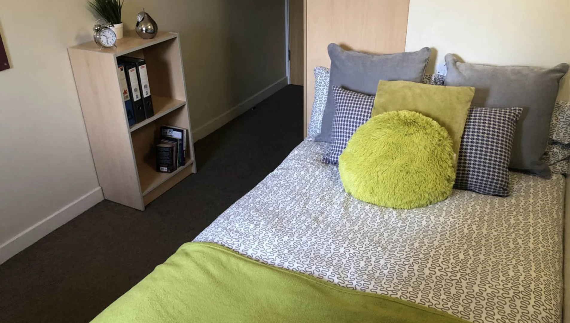 Habitación para estudiantes en  con área de estudio y facilidades compartidas