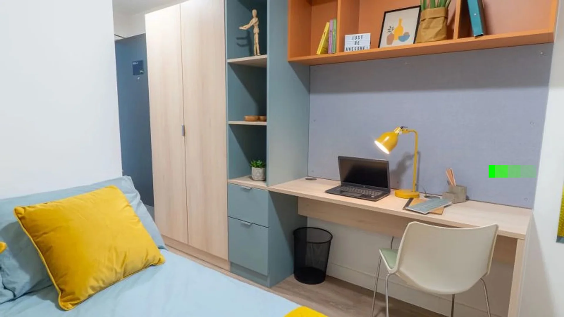 Chambre abordable pour les étudiants avec un bon éclairage dans 