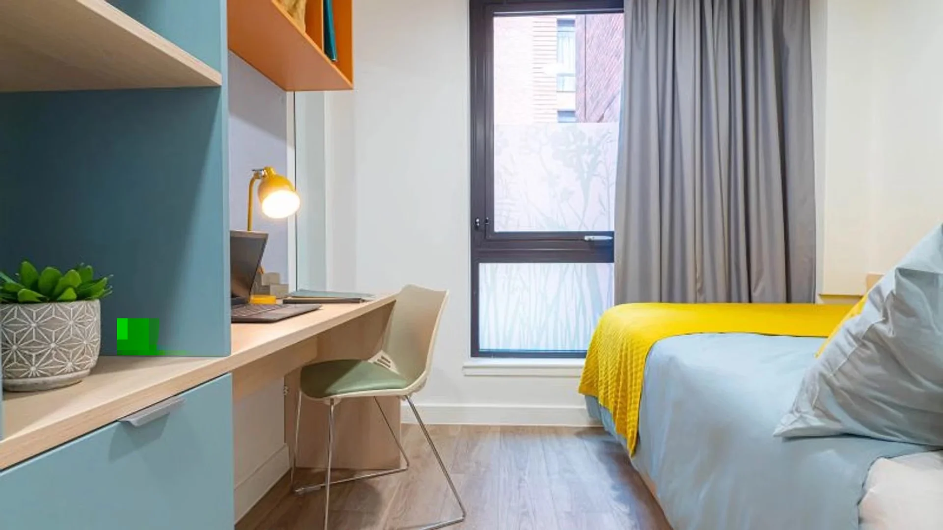 Chambre d'étudiant à  avec espace d'étude et installations communes