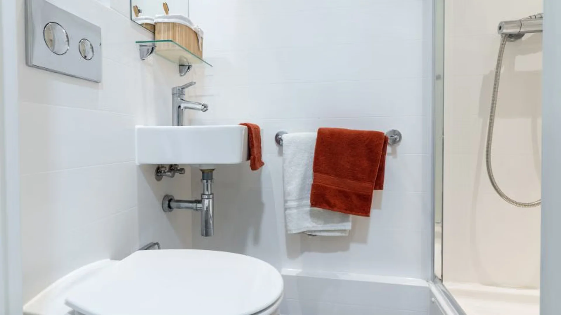 Chambre d'étudiant à  avec espace d'étude et installations communes