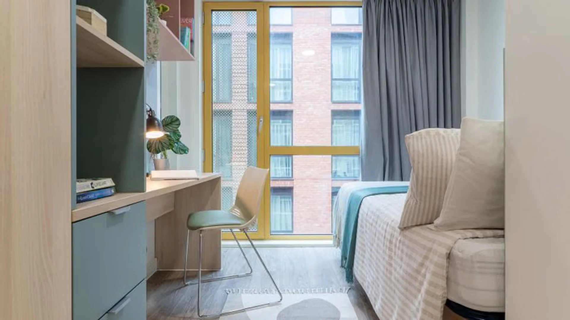Chambre abordable pour les étudiants avec un bon éclairage dans 