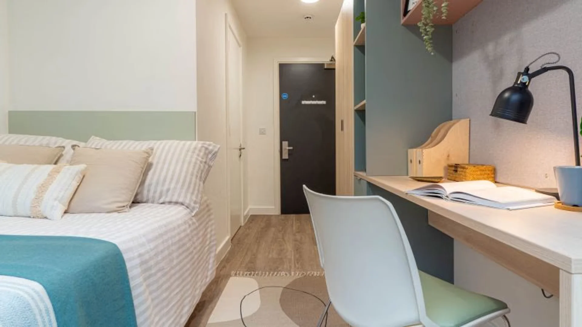 Chambre confortable pour étudiants disponible dans 