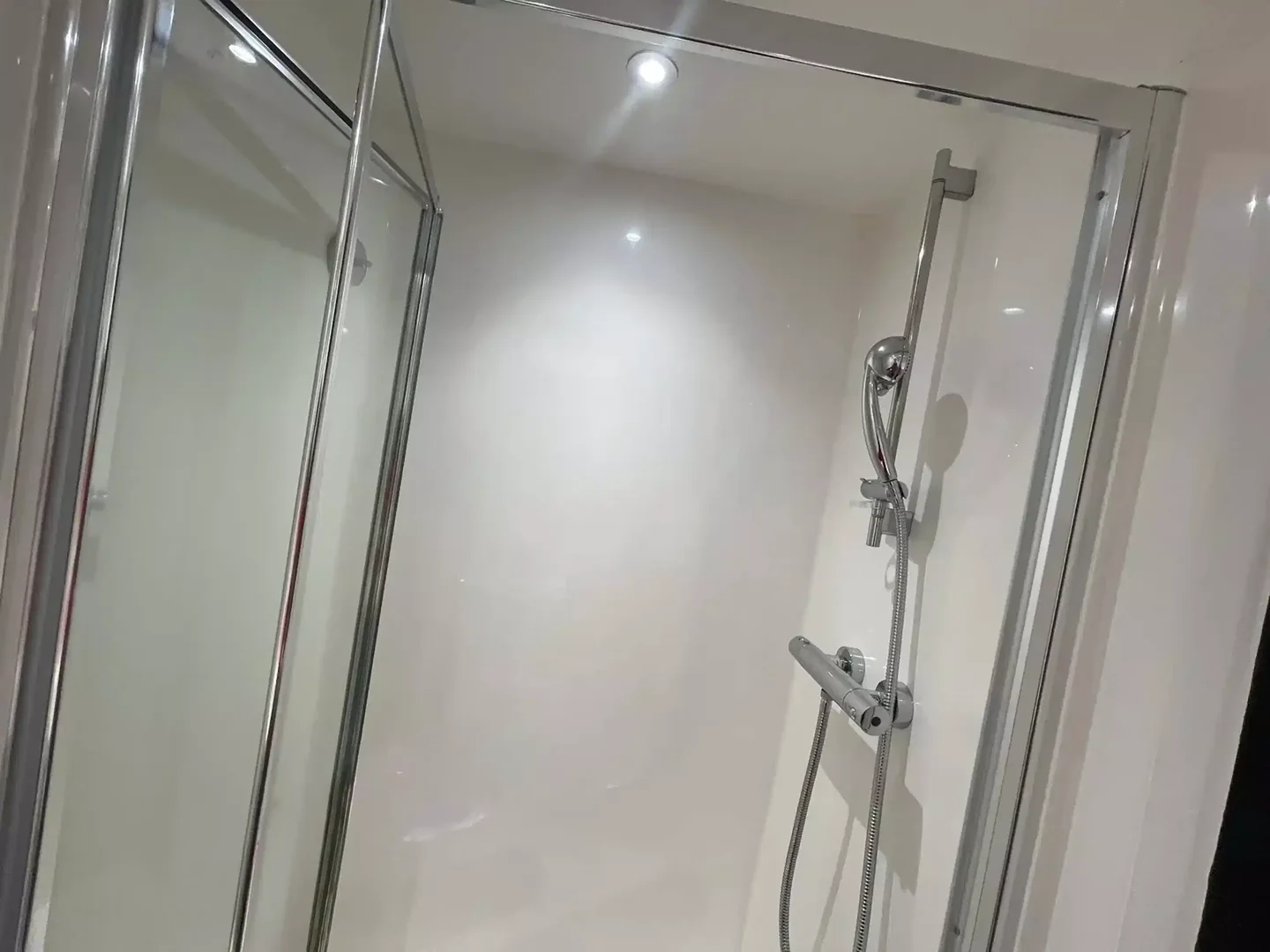 Quarto de estudante luminoso e arejado com acesso fácil à universidade em