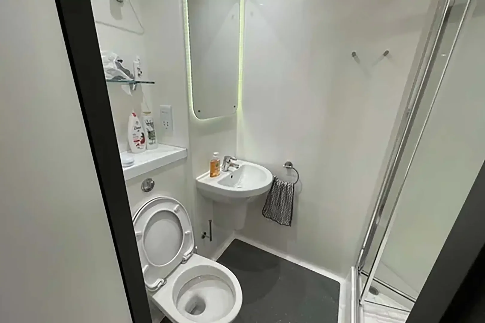 Quarto acessível para estudantes com iluminação ampla em