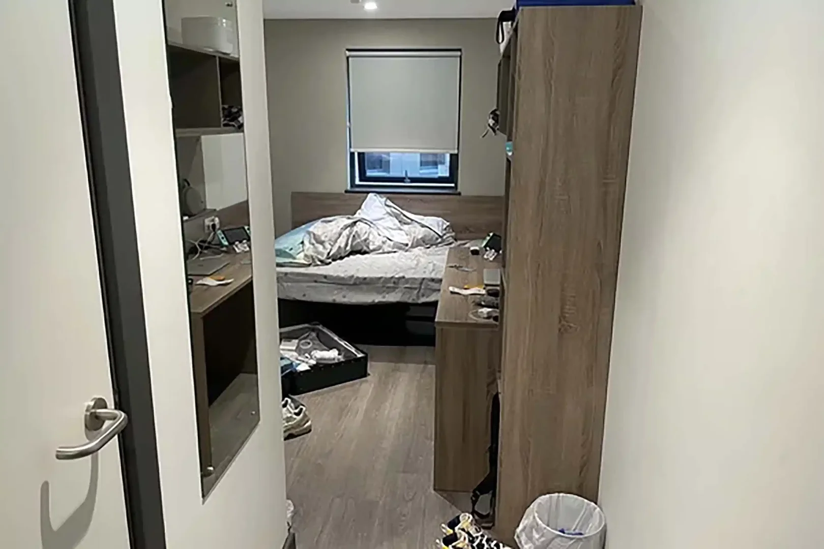 Quarto de estudante confortável e espaçoso em