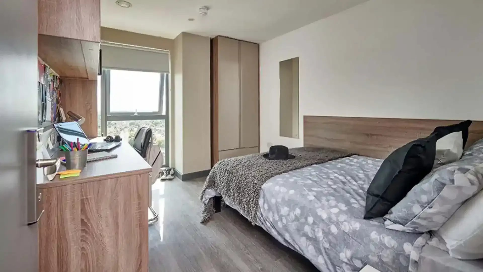Bezahlbares Zimmer für Studenten mit ausreichender Beleuchtung in