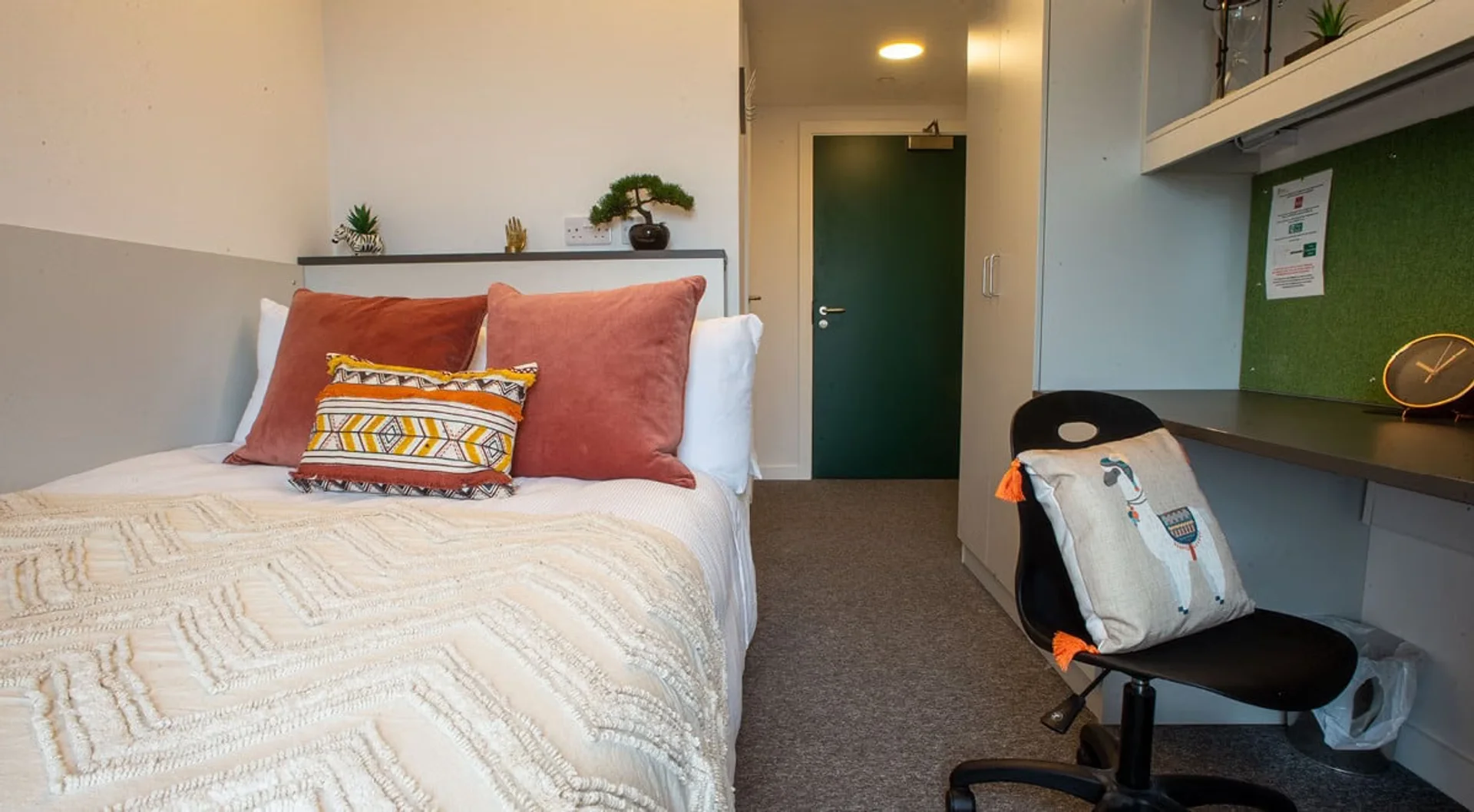 Studentenzimmer in  mit Arbeitsbereich und Gemeinschaftseinrichtungen