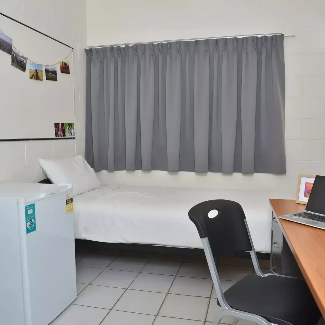 Habitación estudiantil luminosa y aireada con fácil acceso a la universidad en 