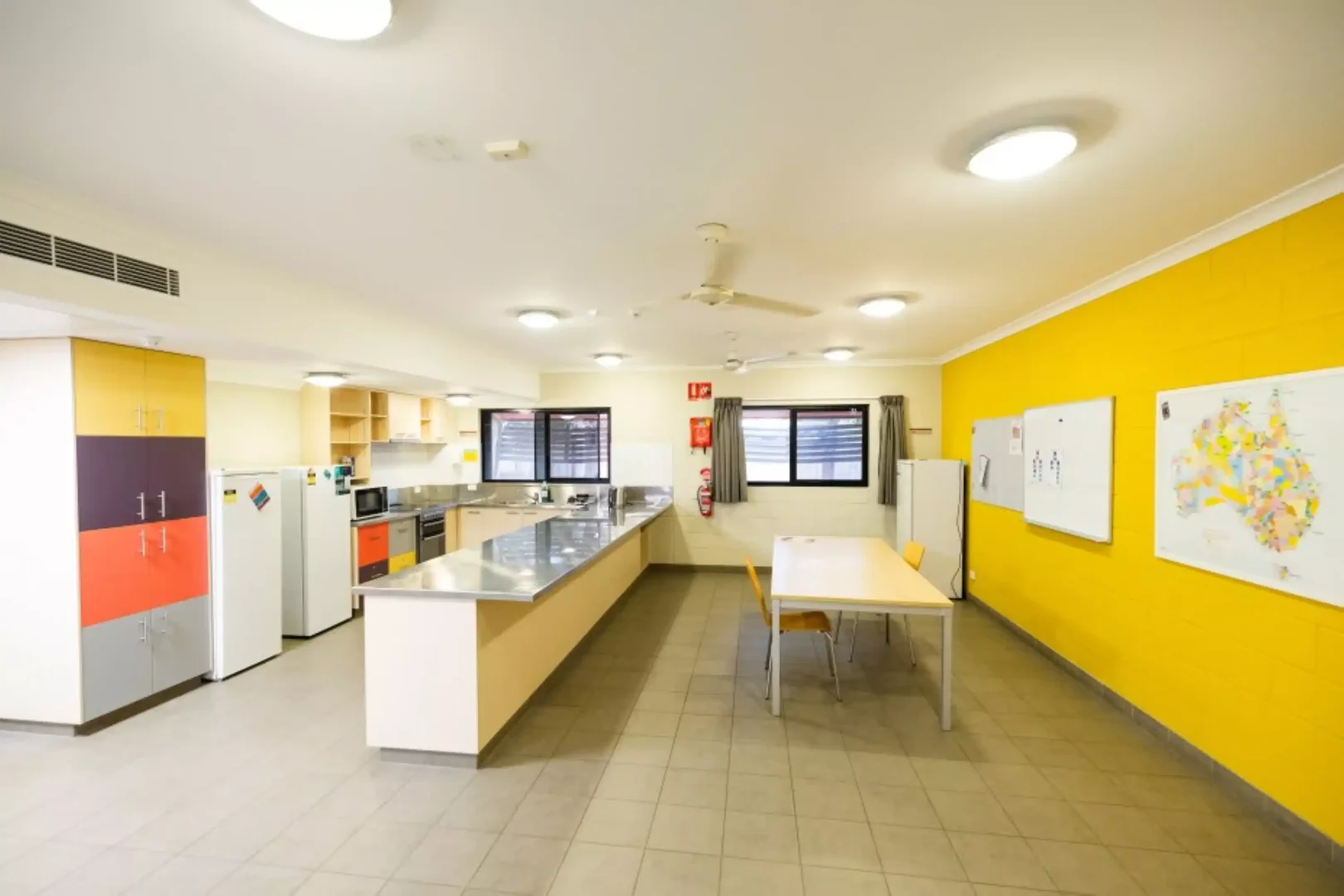 Habitación estudiantil luminosa y aireada con fácil acceso a la universidad en 