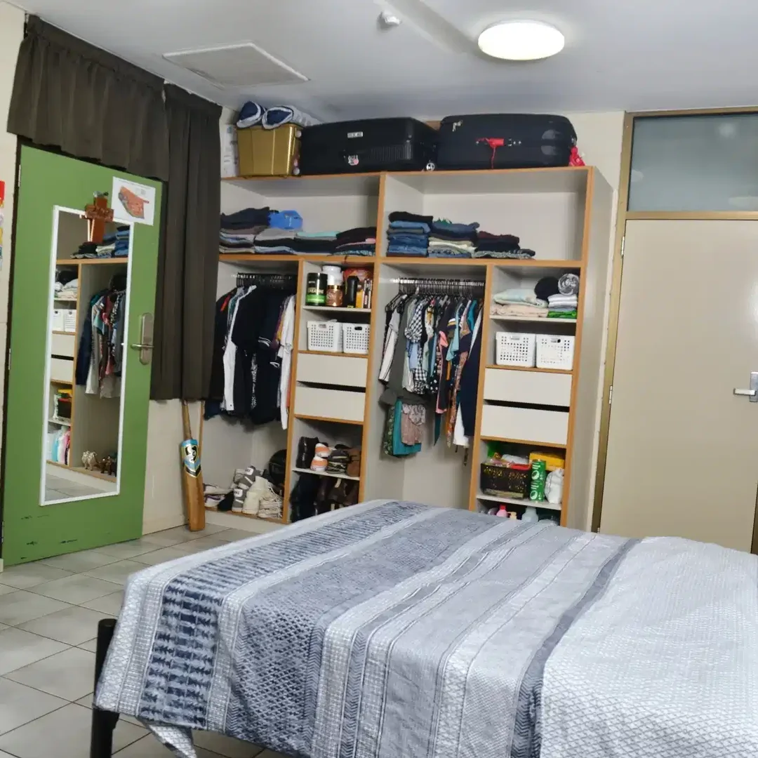 Habitación estudiantil luminosa y aireada con fácil acceso a la universidad en 