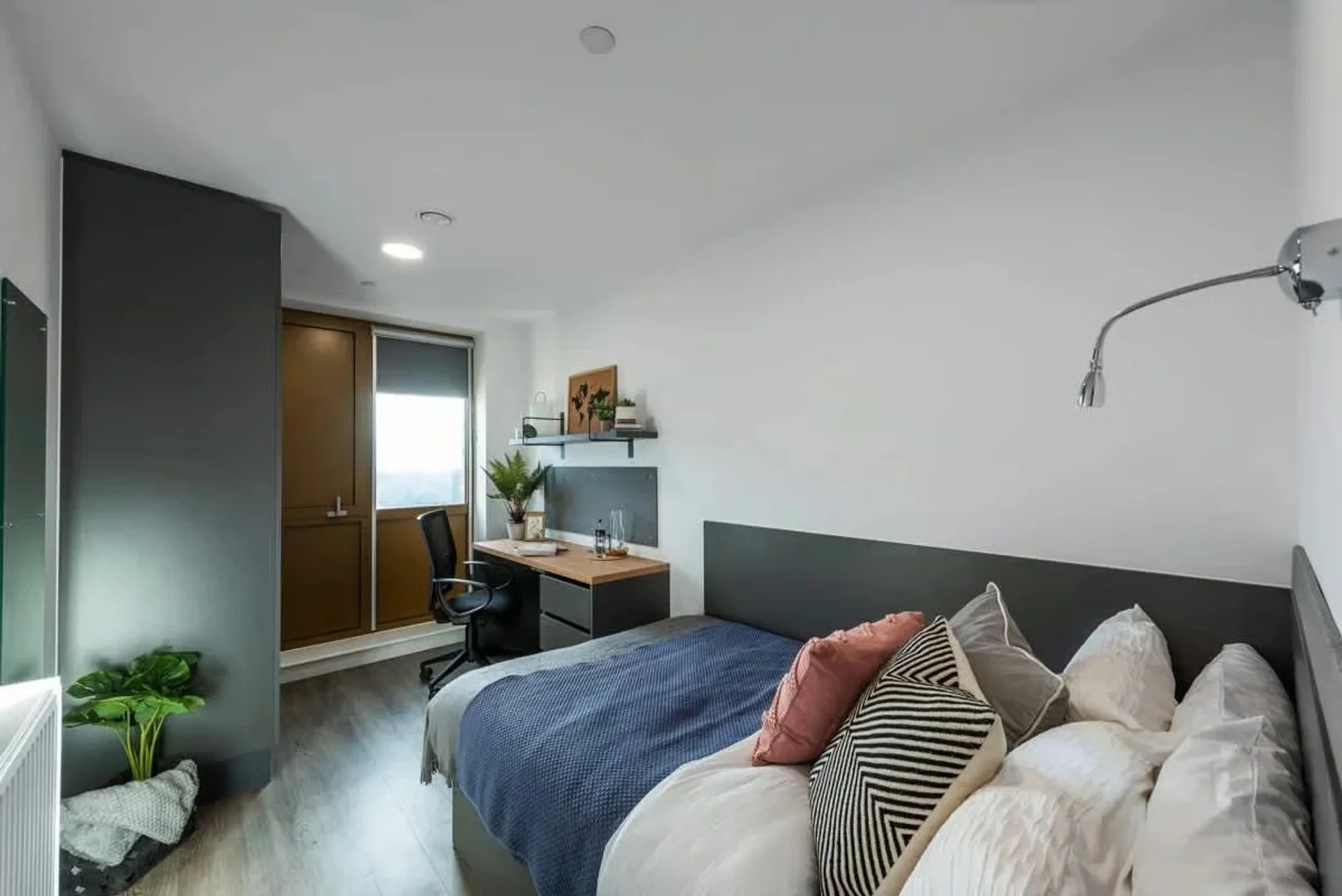 Studentenzimmer in  mit Arbeitsbereich und Gemeinschaftseinrichtungen