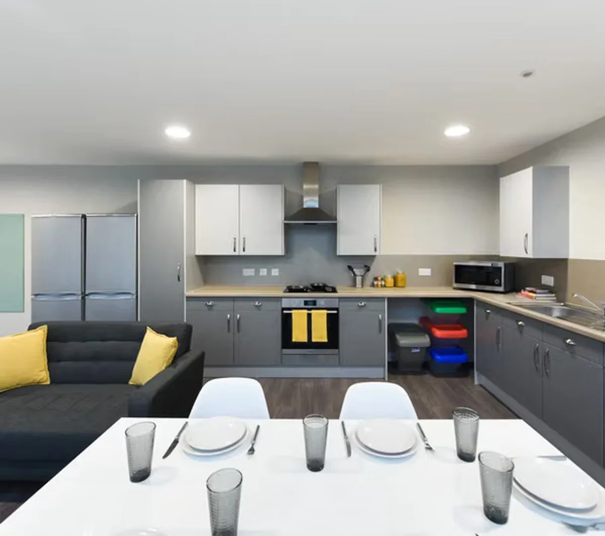 Habitación estudiantil luminosa y aireada con fácil acceso a la universidad en 