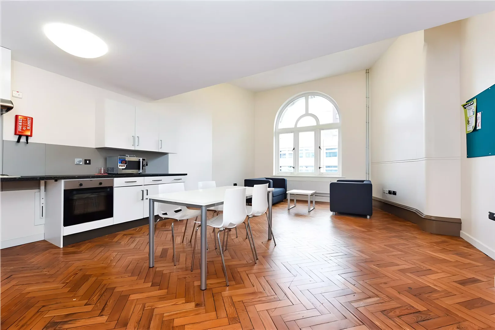 Funktionelles Studentenzimmer perfekt zum Studieren in 
