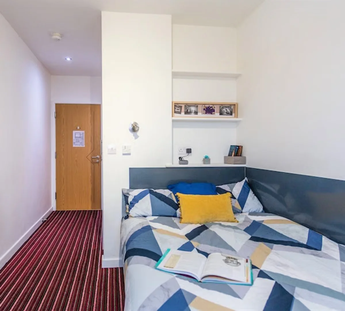 Habitación estudiantil amplia y cómoda en 