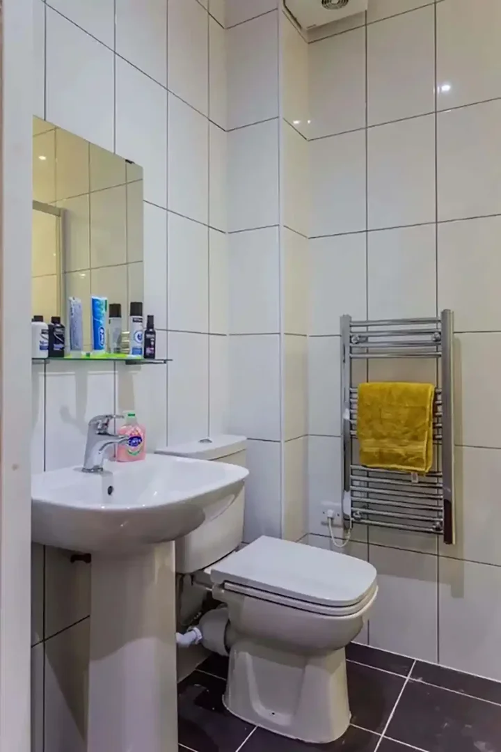 Habitación estudiantil funcional perfecta para estudiar en 
