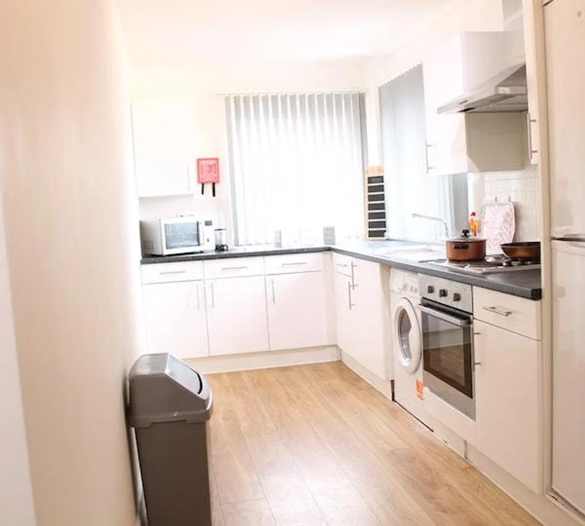 Habitación estudiantil amplia y cómoda en