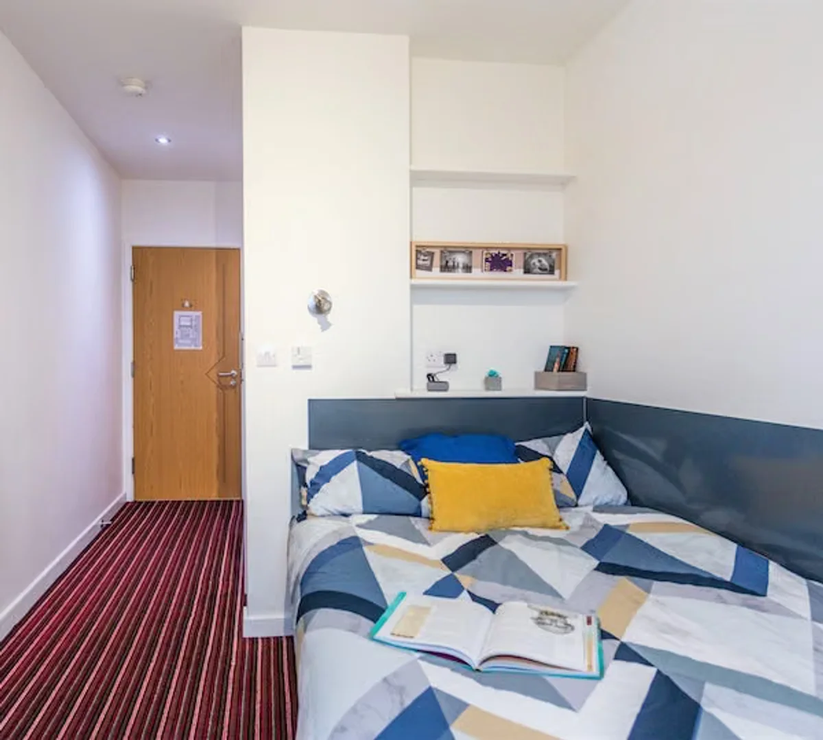 Habitación estudiantil luminosa y aireada con fácil acceso a la universidad en 
