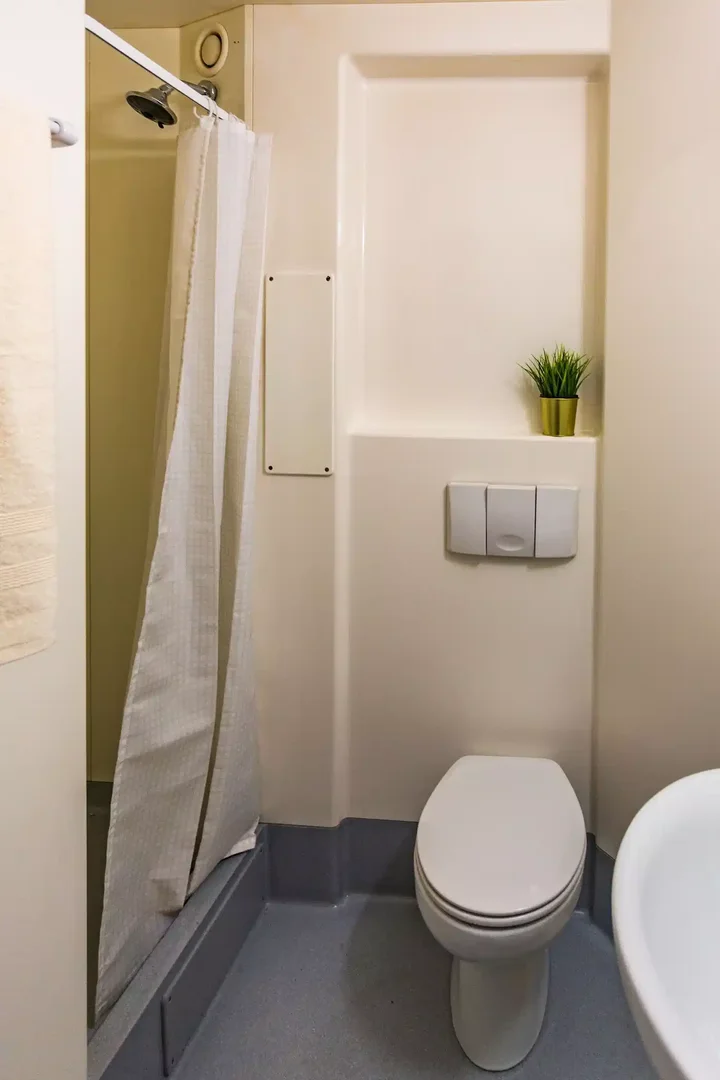 Zimmer in Studentenwohnung in  zu vermieten, voll möbliert