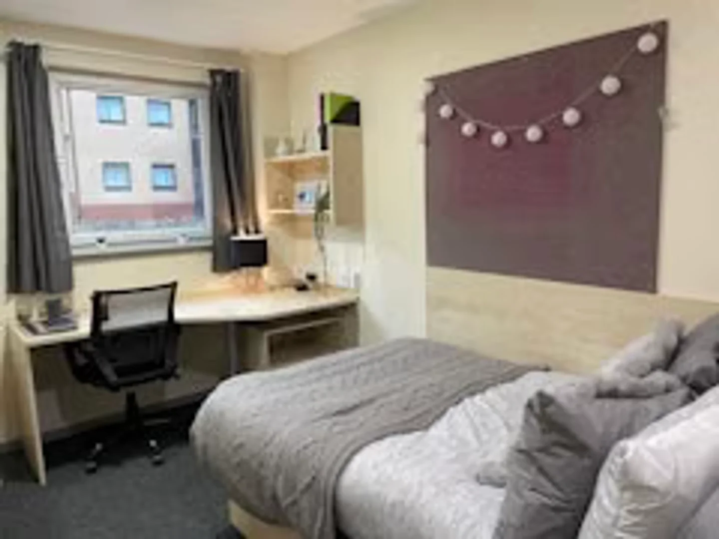 Helles und luftiges Studentenzimmer mit einfachem Zugang zur Universität in 