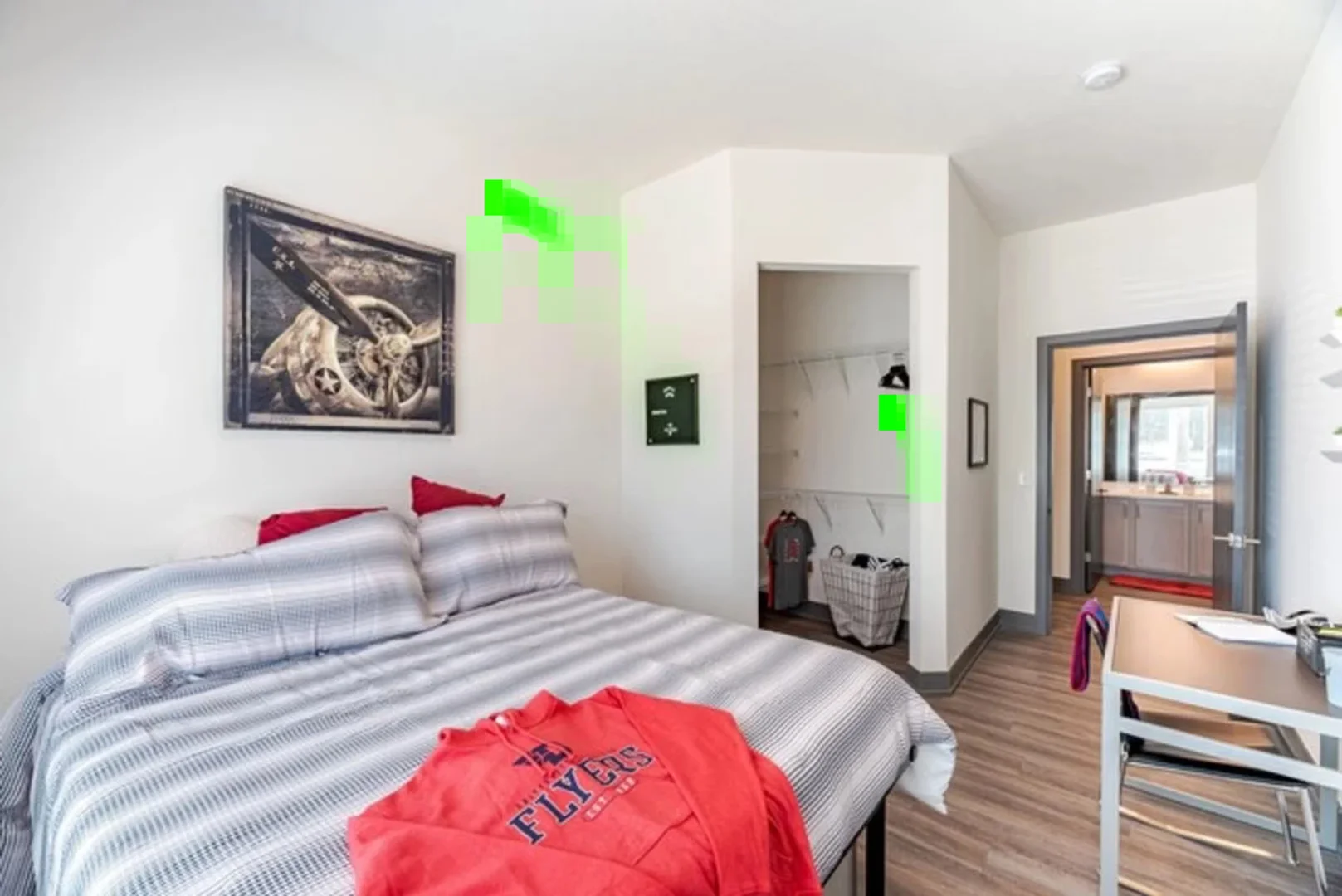 Habitación estudiantil funcional perfecta para estudiar en 