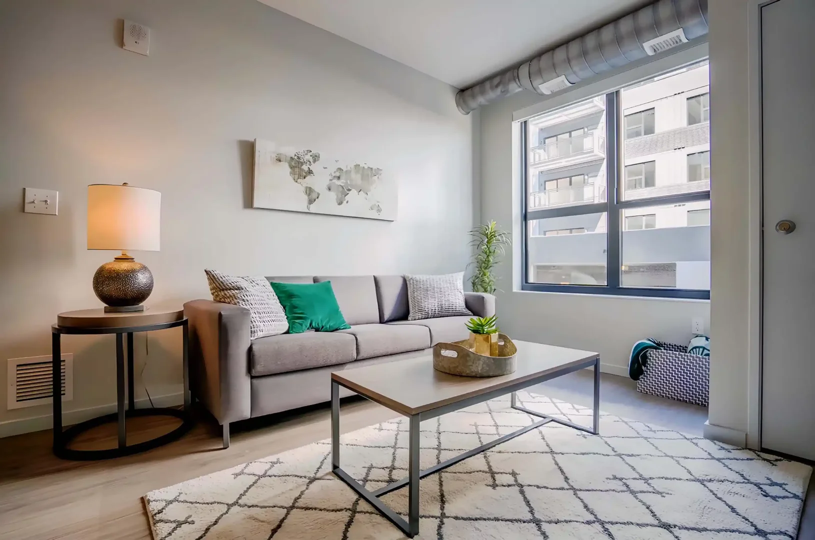 Habitación estudiantil funcional perfecta para estudiar en 