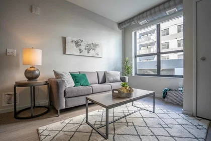 Estudio en East Grand River Avenue, imagen 33 de 49
