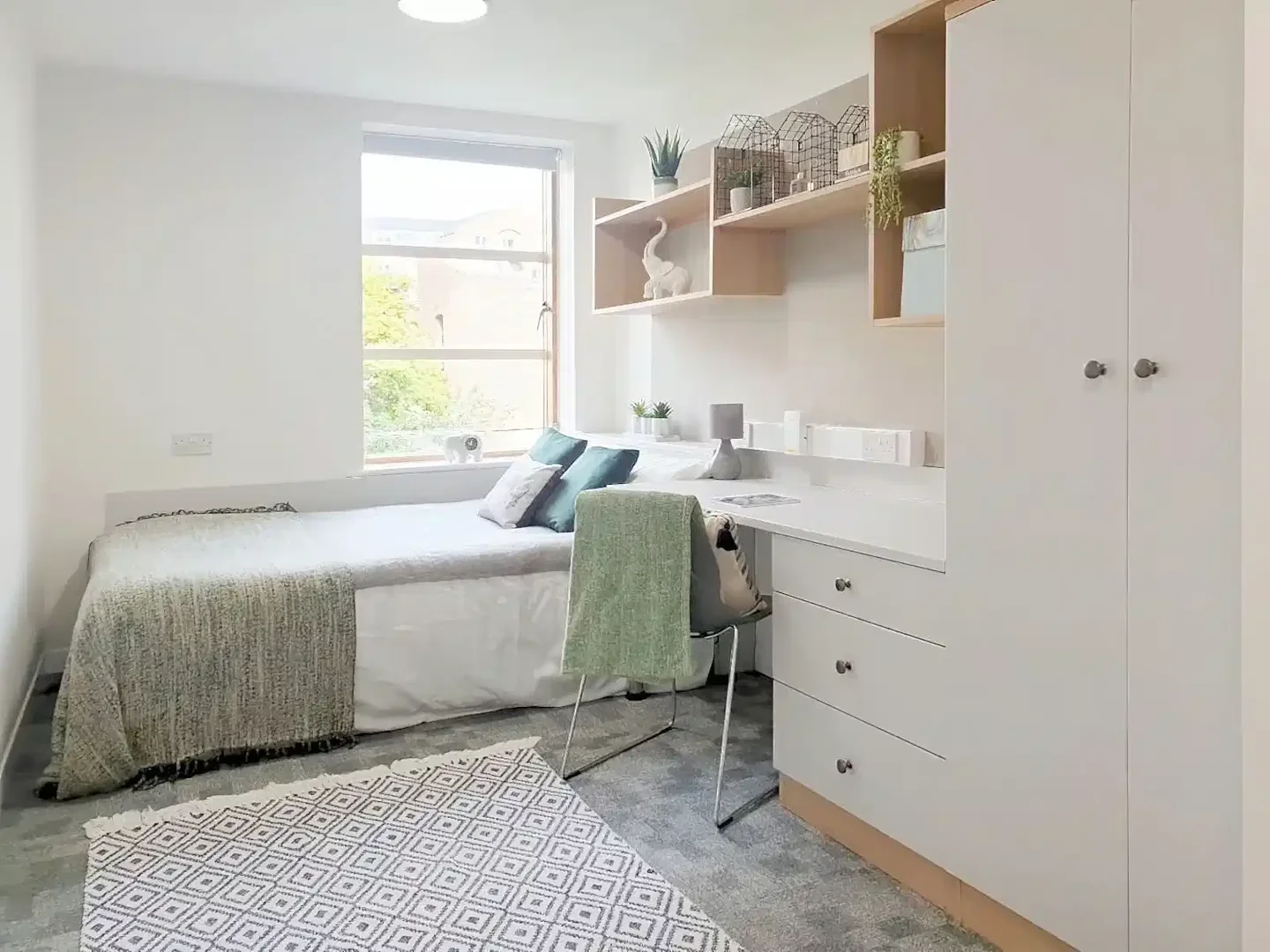 Quarto acessível para estudantes com iluminação ampla em