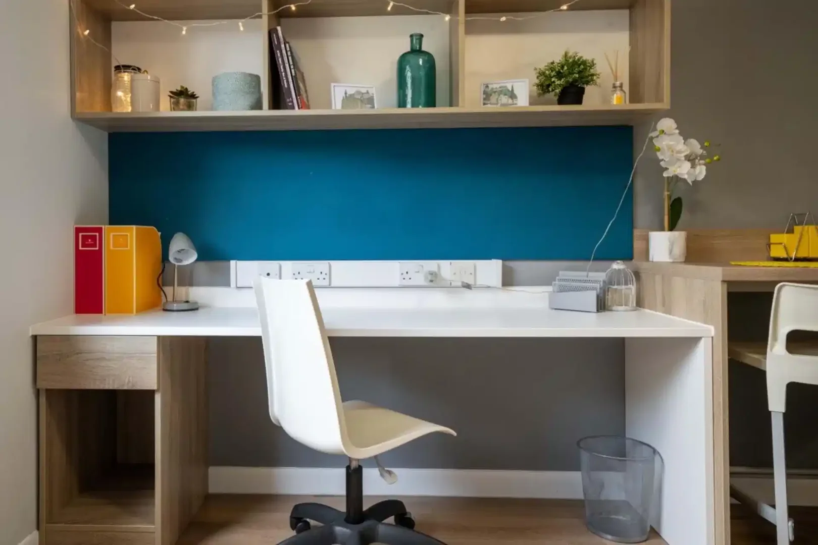 Chambre d'étudiant à  avec espace d'étude et installations communes