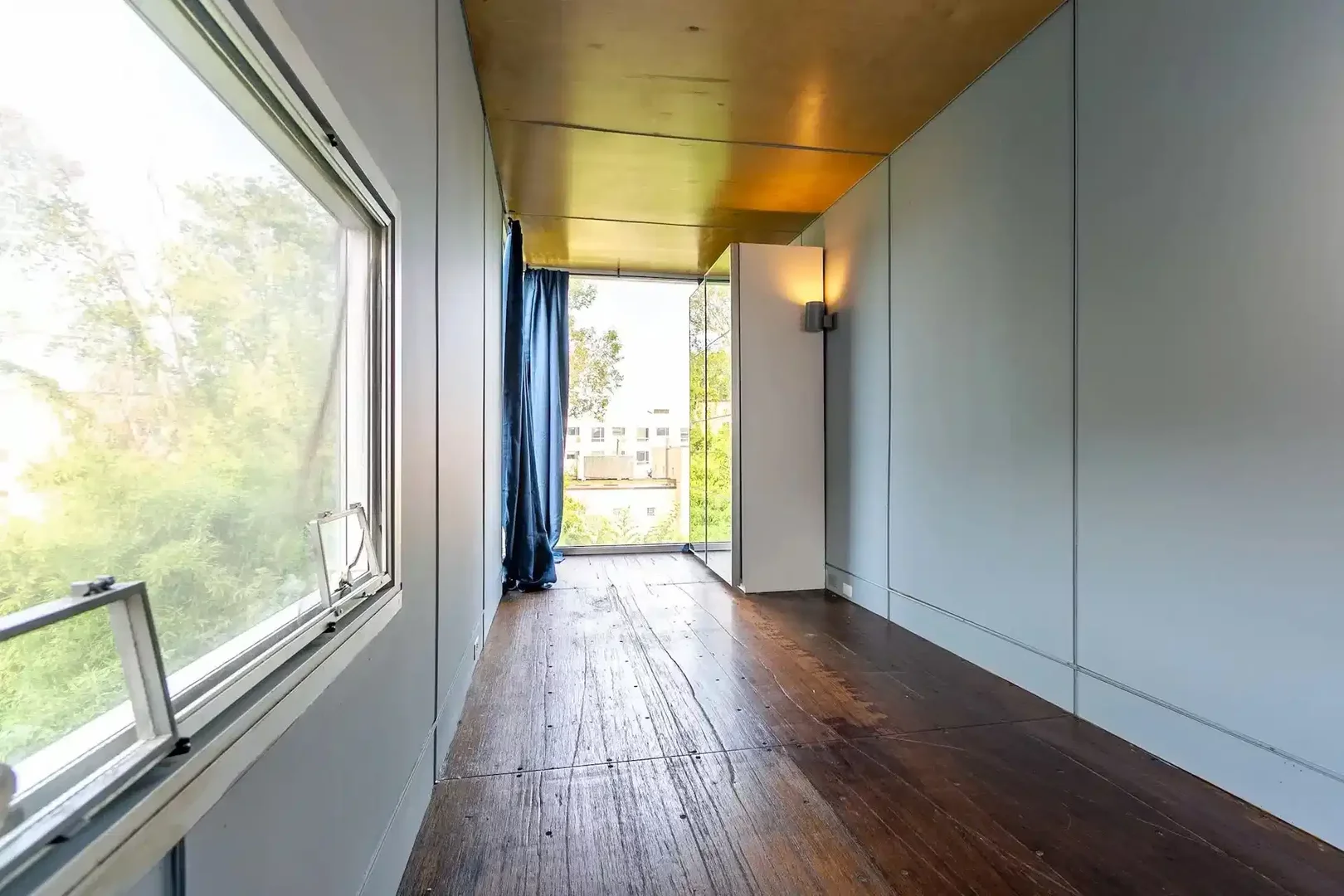 Functional student room perfect for studying in 