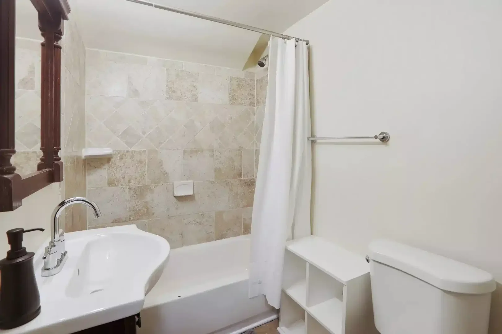Room for rent in student apartment in , fully furnished