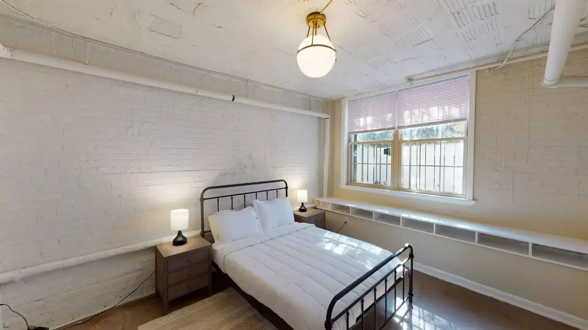 Habitación estudiantil luminosa y aireada con fácil acceso a la universidad en