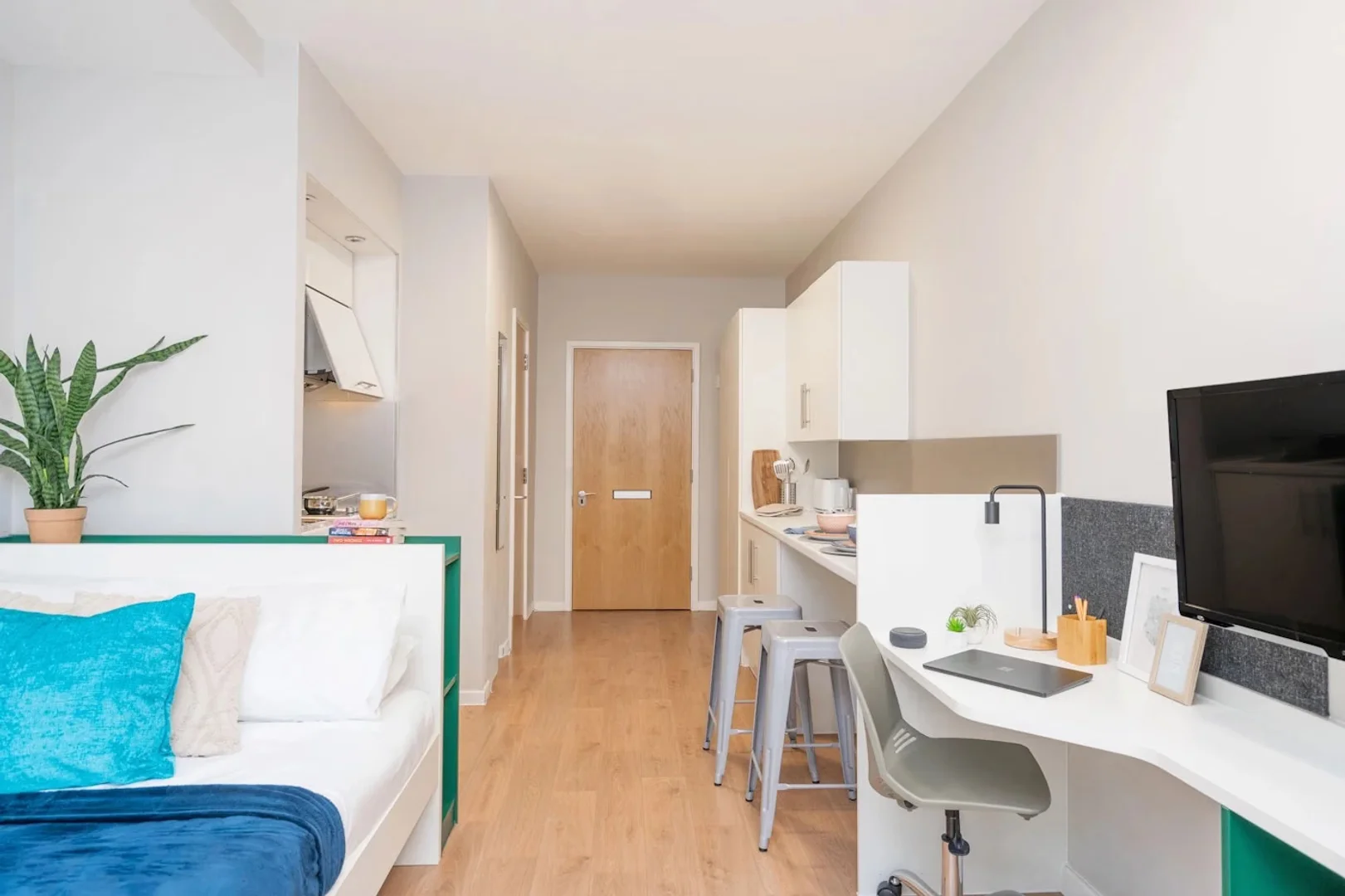 Apartamento estúdio acessível com características essenciais em 