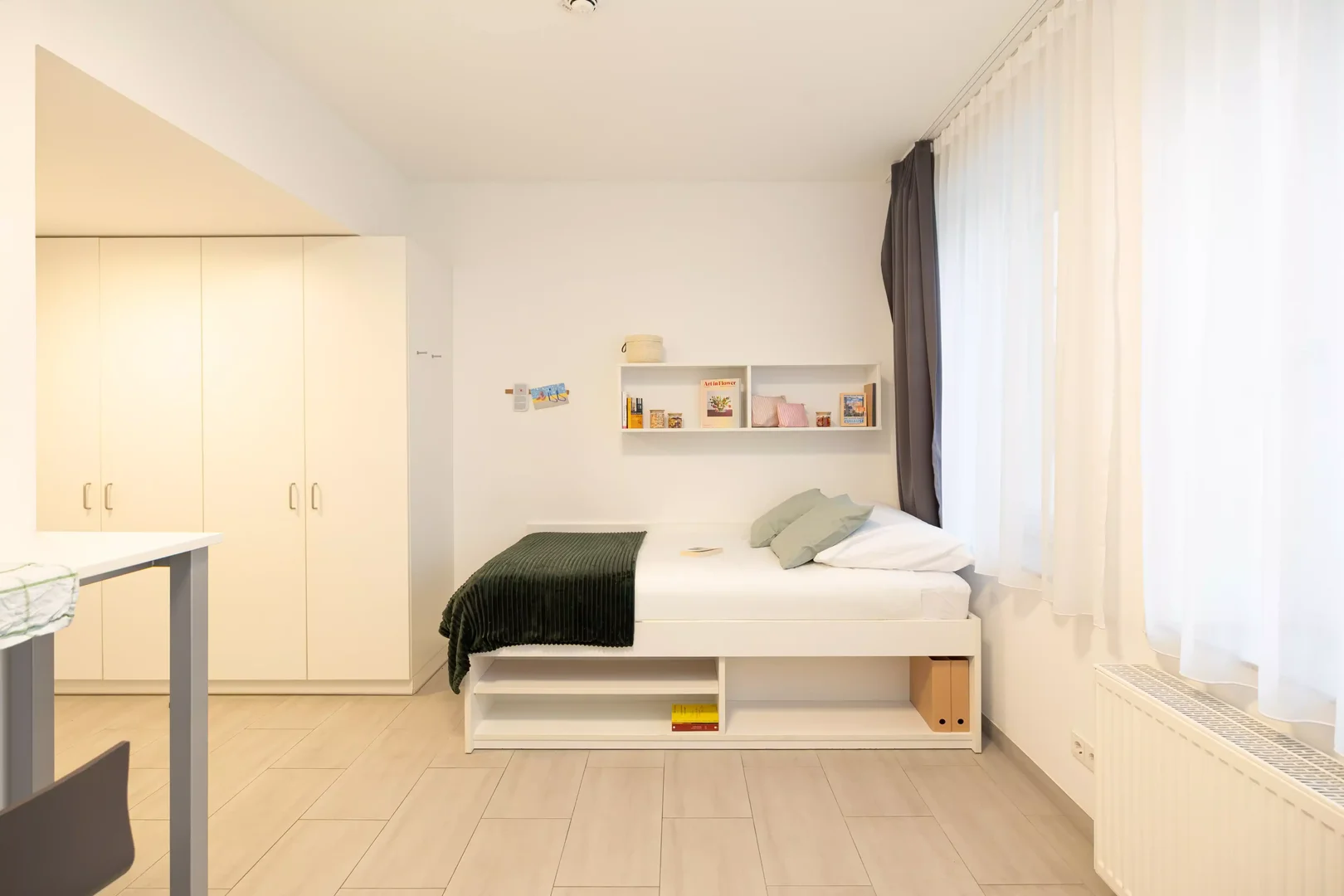 Apartamento estúdio acessível com características essenciais em 